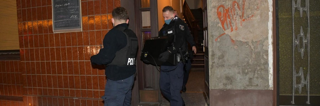 Polizisten räumen das Lokal in Neukölln.