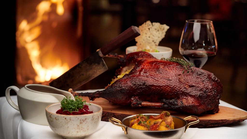 Köchin Renate Dengg mag am liebsten einen BBQ-Gänsebraten mit Rosenkohl gefüllt. Dazu serviert sie Süßkartoffelknödel und Rotkohlkimchi.