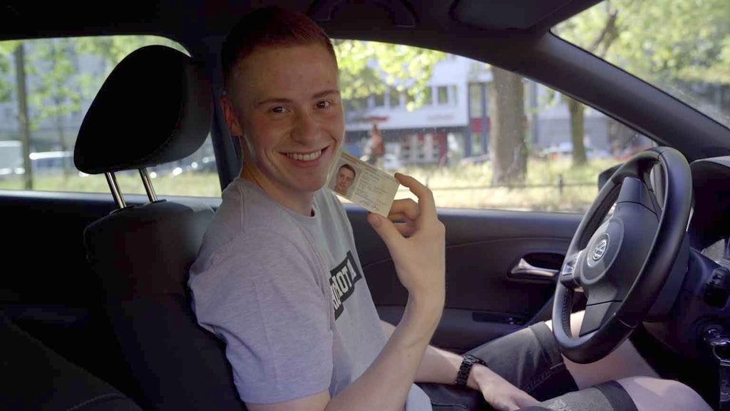 Marvin kurz nach der Abholung des neuen Personalausweises.