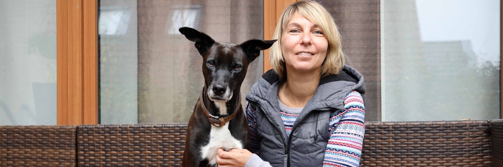Karin Henning (46) mit ihrem Podenco-Badino-Mix Kira: In der Corona-Krise kommen immer mehr Menschen auf den Hund.