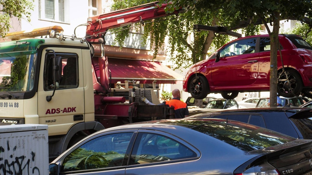 Ein Falschparker wird in Berlin-Charlottenburg abgeschleppt.