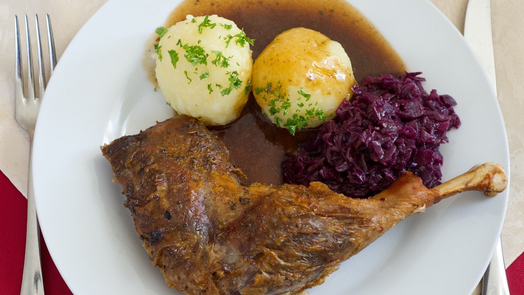 Mit Rotkohl und Klößen: die hierzulande klassische Form des Gänse-Essens.