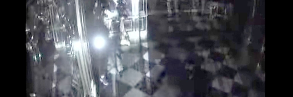 Screenshot aus einem von der Polizei Sachsen veröffentlichten Überwachungsvideo zeigt zwei Personen (l. und r.u.) beim Einbruch ins Grüne Gewölbe.