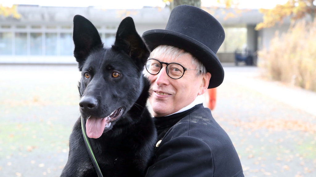 Norbert Skrobeck (60) mit Bonny. „Ich habe selbst Haustiere – und empfinde es als Katastrophe, dass wir überhaupt Tierheime brauchen“, sagt Skrobeck.