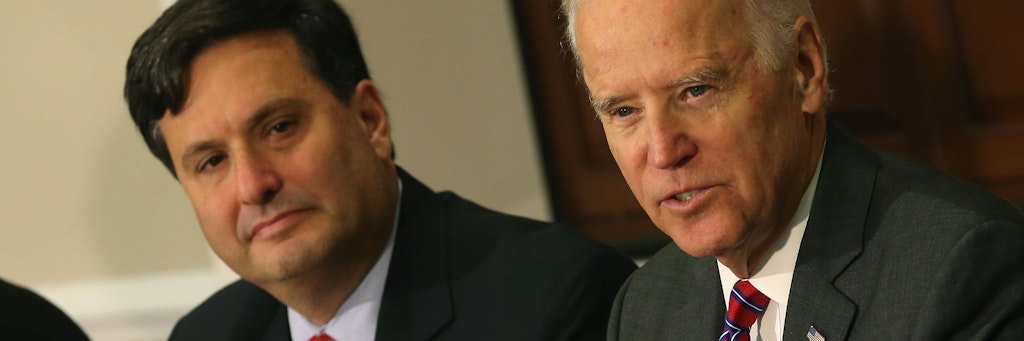 Der gewählte US-Präsident Joe Biden (r.) hat seinem langjährigen Berater Ron Klain den Schlüsselposten des Stabschefs im Weißen Haus übertragen.