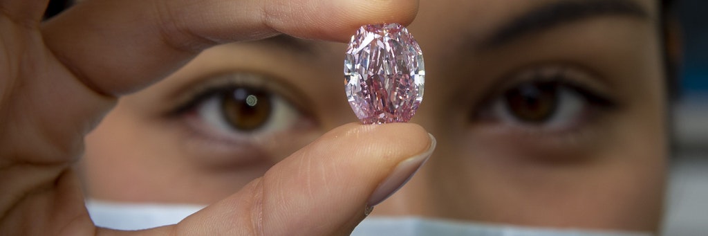 Eine Mitarbeiterin von Sotheby's hält den Diamanten "The Spirit of the Rose", einen violett-rosa Diamanten mit einem Gewicht von 14,83 Karat, während einer Vorschau bei Sotheby's. 