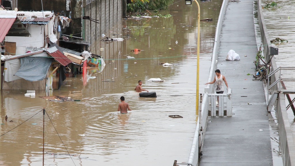 Inmitten des Chaos': Menschen auf den Philippinen nach dem Taifun „Vamco“.
