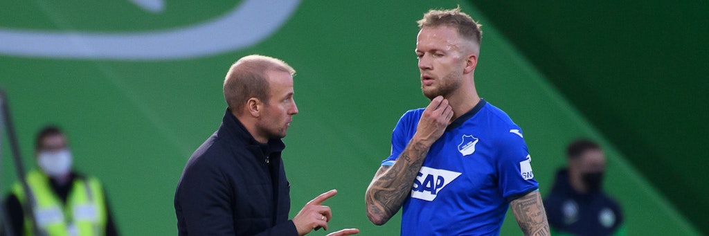 Hoffenheims Trainer Sebastian Hoeneß hat mit Kevin Vogt (r.) nur noch einen positiv getesteten Spieler zu beklagen. Am Vortag waren es noch mehrere.