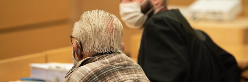 Der 92-jährige Angeklagte (li.) sitzt neben seinem Anwalt Norman Jacob vor dem Landgericht Würzburg.