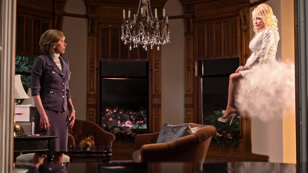 Christine Baranski (li.) und Dolly Parton in einer Szene des Weihnachtsfilms „Dolly Parton's Christmas on the Square“, 2020. 