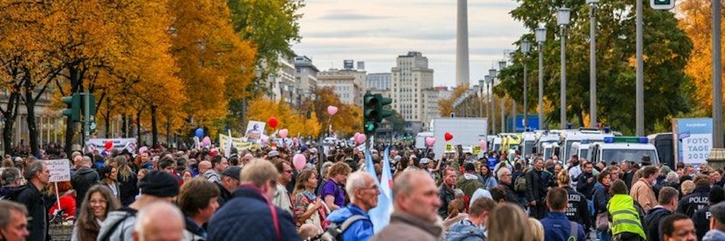 Demonstration gegen die Anti-Corona-Maßnahmen der Bundesregierung in Berlin.