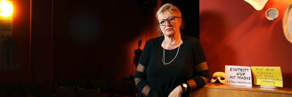 Marga Bach, die gutgelaunte Chefin des Mund Art Theaters, steht wegen der Corona-Krise mit ihrem Theater in der Karl-Marx-Allee vor der Pleite.