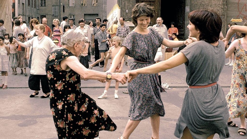 Anwohner und Hausbesetzer der Cuvrystraße in Kreuzberg feiern 1982 ein Straßenfest.