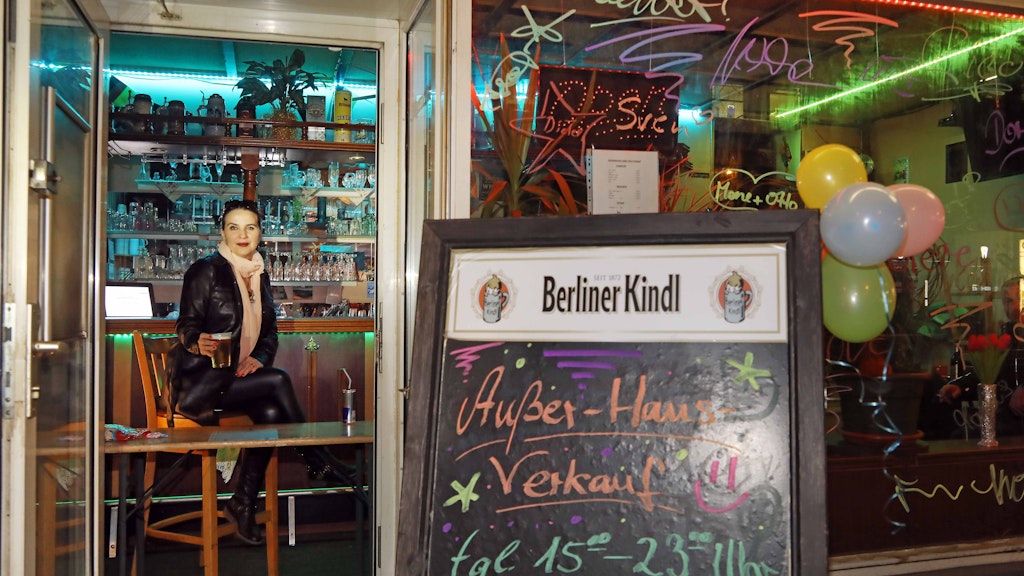 Monique M., die Wirtin der Kneipe „Attenzione“, verkauft ihr Bier jetzt an der Tür.