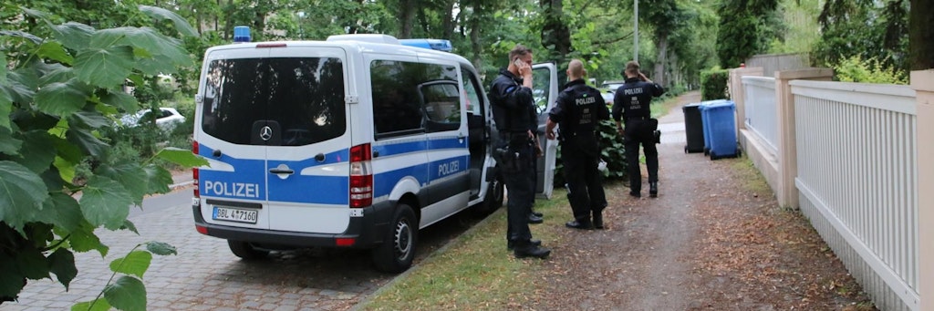 Polizisten haben im Juli diesen Jahres den Serienvergewaltiger in der Neuen Kreisstraße in Wannsee festgenommen.
