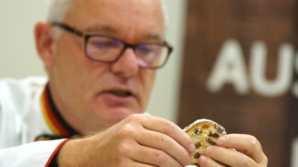 Michael Isensee, Qualitätsprüfer des Deutschen Brotinstitutes, nimmt die Stollen genau unter die Lupe.