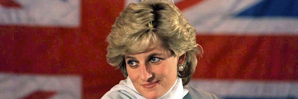 Prinzessin Diana vor der britischen Fahne bei einem Besuch in Pakistan, 1996. 