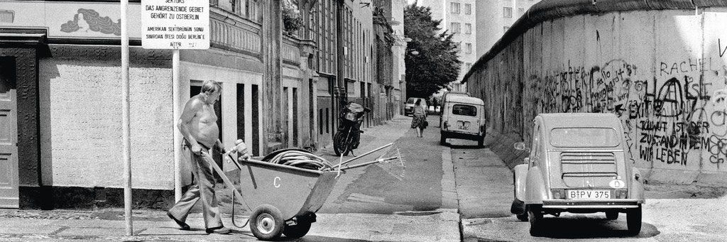 Viele Kreuzberger wohnten im Schatten der Mauer, wie das Foto von der Ecke Luckauer Straße / Sebastianstraße 1986 verdeutlicht.