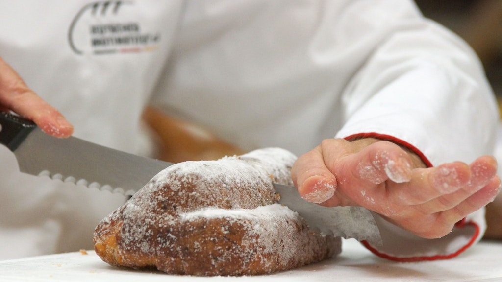 Typische Form, viel Butter, viele Früchte – das macht einen Stollen aus.