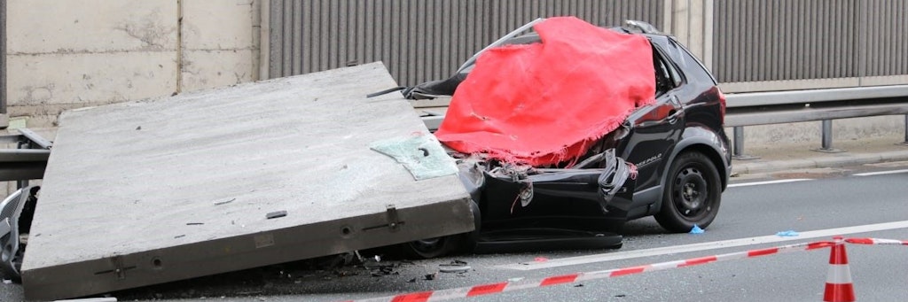 Die Betonplatte fiel auf das fahrende Auto und zerstörte es komplett.