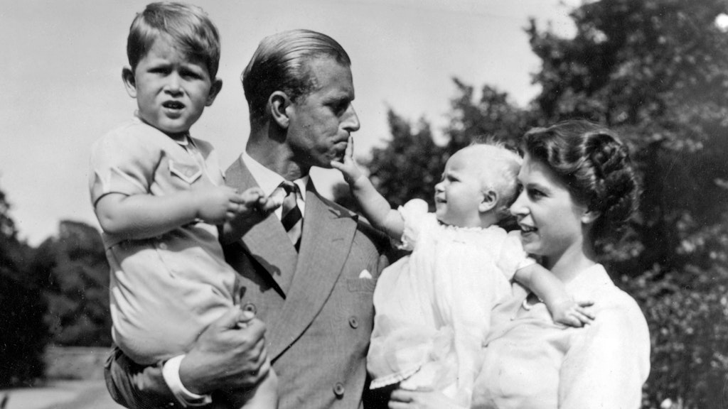 Die Queen und Prinz Phillip 1952 - mit den Kinder Charles Anne. 
