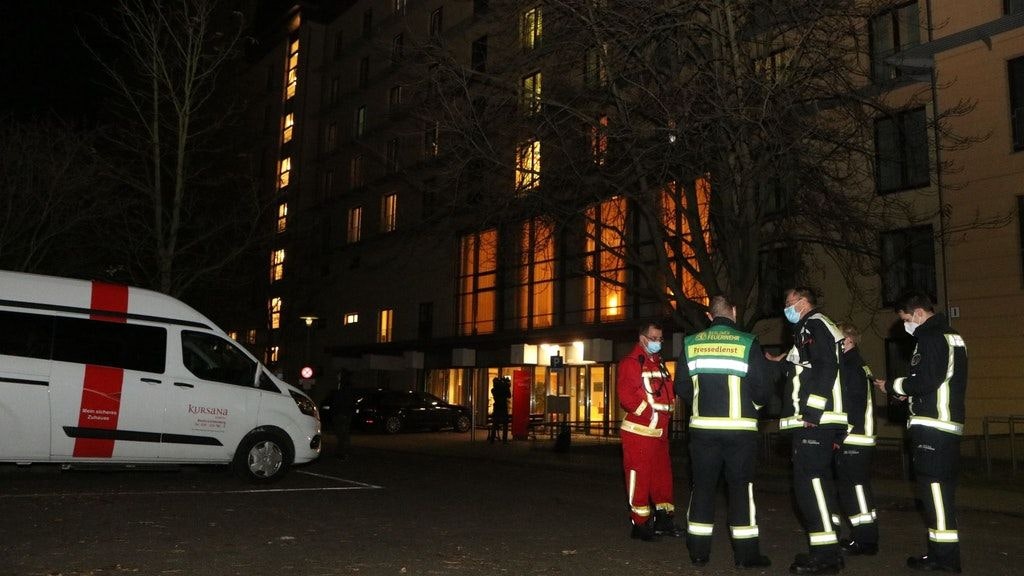 Feuerwehrleute vor dem Heim. 