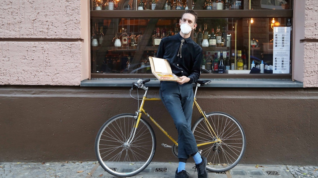 Ruben Neideck ist der Chef-Barkeeper im „Velvet“, liefert Cocktails mit dem Fahrrad aus.