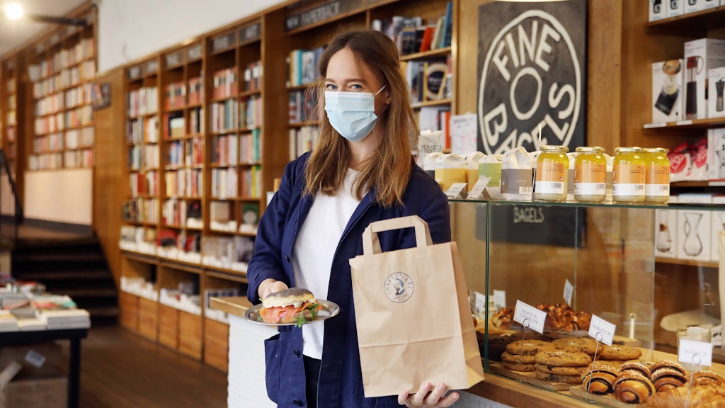 Bücher und Bagels: Laurel Kratochvila liefert mit ihrem Mann beides aus.