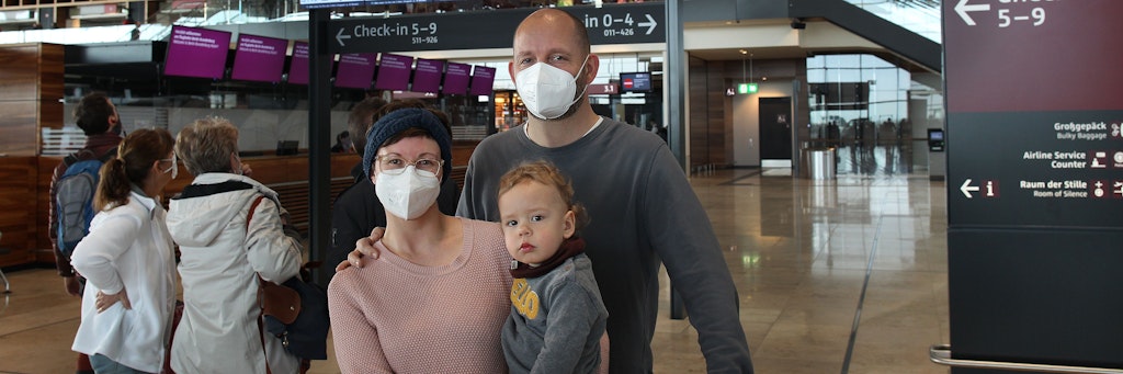 Familie Siegle aus Wilmersdorf freut sich über den unkomplizierten Ablauf beim Corona-Test am BER.