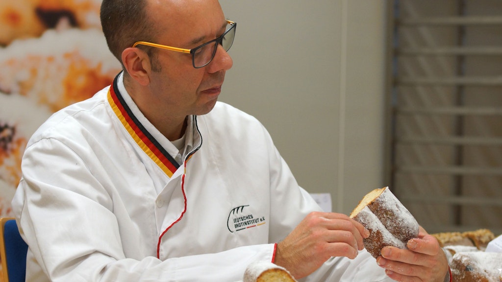 Marian Kalliske, Leiter der Akademie Deutsches Bäckerhandwerk, prüft jeden Stollen ganz genau.