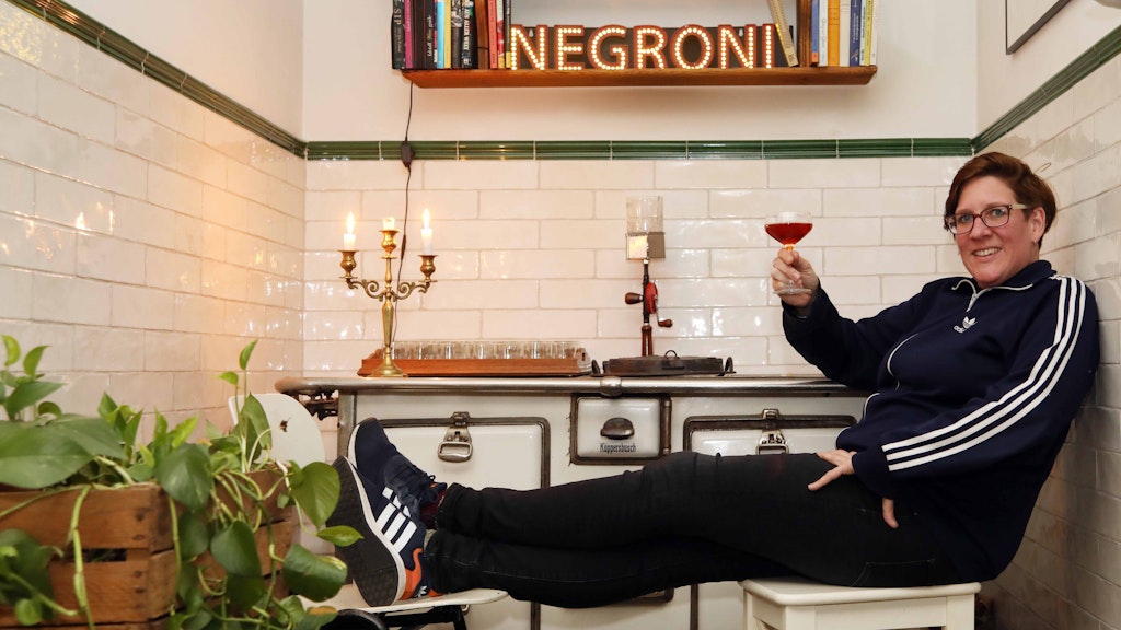 Nina Zilvar, Chefin der Bar „Küche“, setzt auf schräge Dankeschöns für Spender.