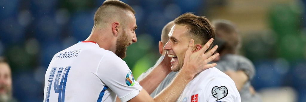 Herthas Peter Pekarik (r.) jubelt mit Milan Skriniar nach dem 2:1-Play-Off-Krimi der Slowaken in Nordirland. 