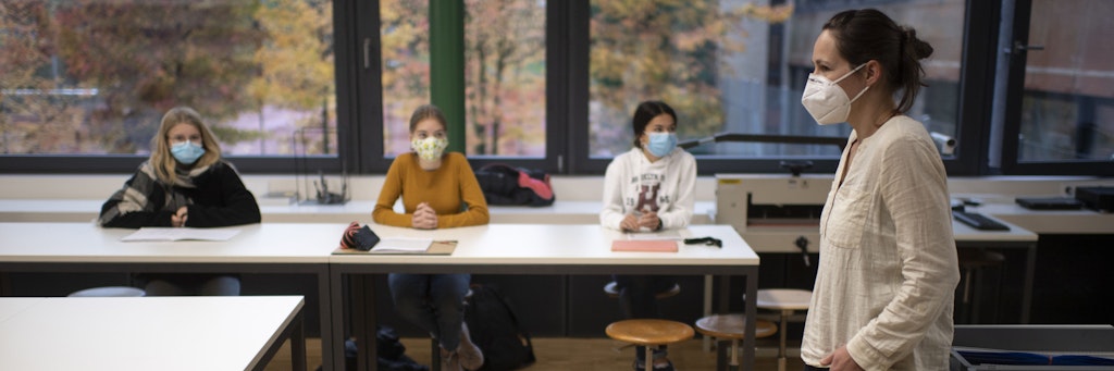 Maskenpflicht gilt während des Unterrichts und auf dem gesamten Schulgelände. 