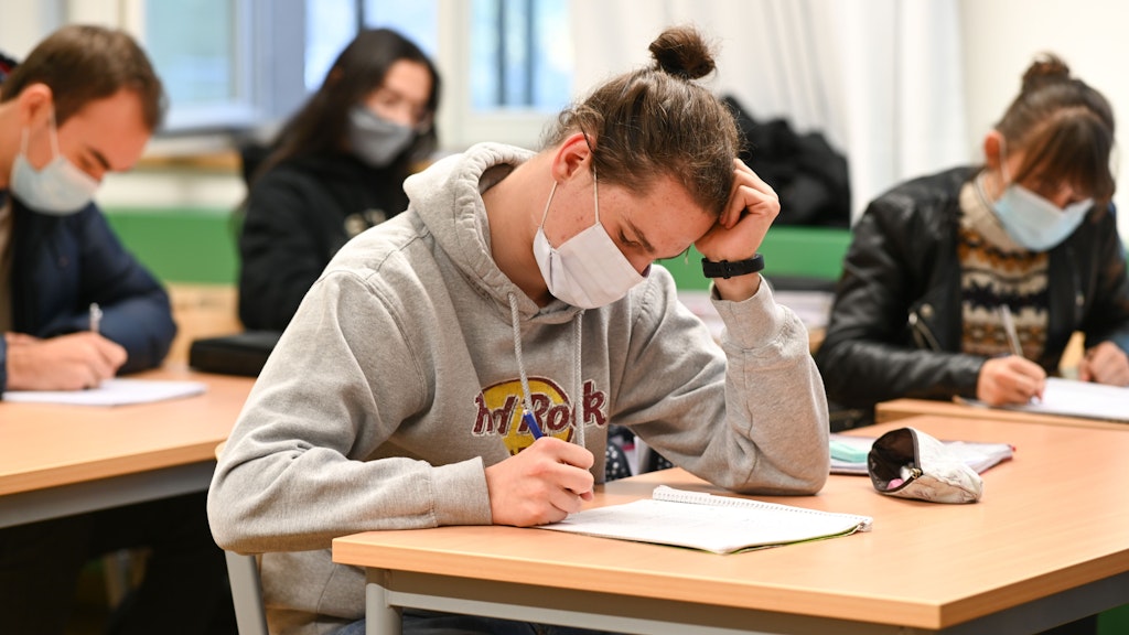 Schüler mit Mund-und-Nasen-Schutz im Unterricht – Eltern hoffen darauf, dass Schulen weiterhin geöffnet bleiben.