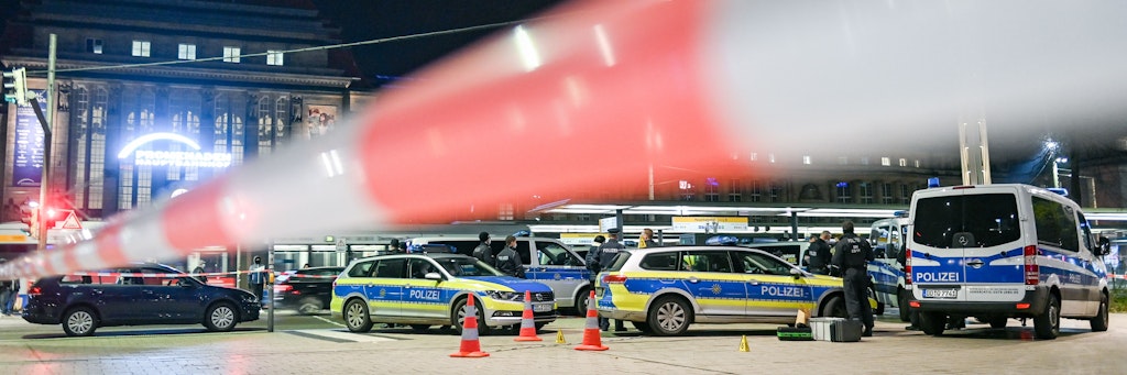 Die Polizei sichert den Tatort vor dem Leipziger Hauptbahnhof. 