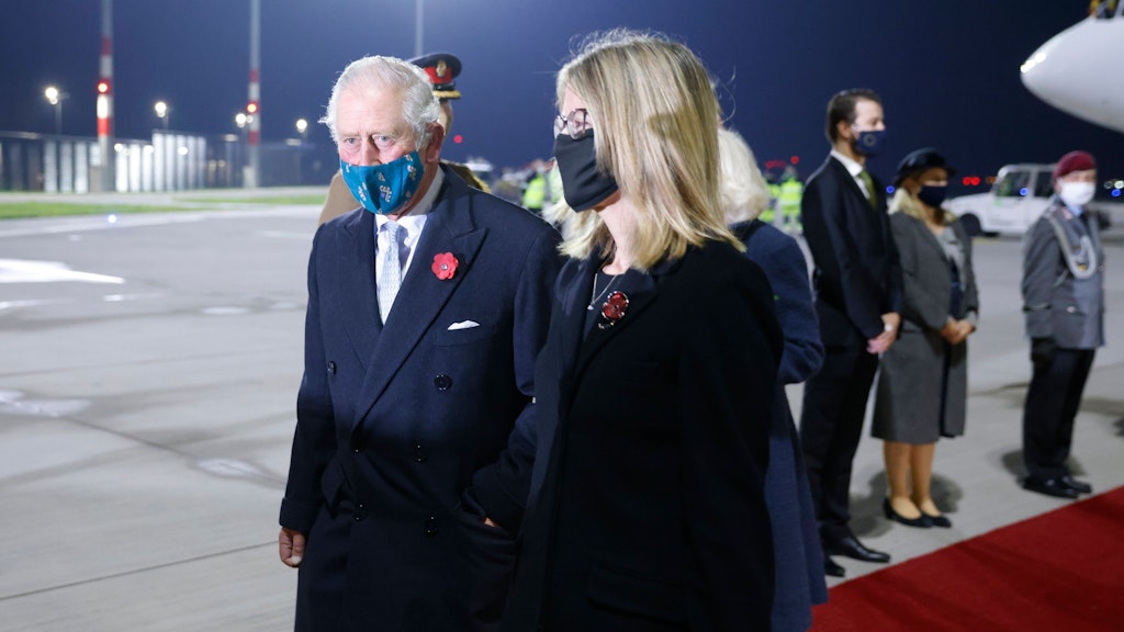 Der britische Thronfolger Prinz Charles wurde am Sonnabend von der britischen Botschafterin Jill Gallard (vorn, r) am BER begrüßt. 
