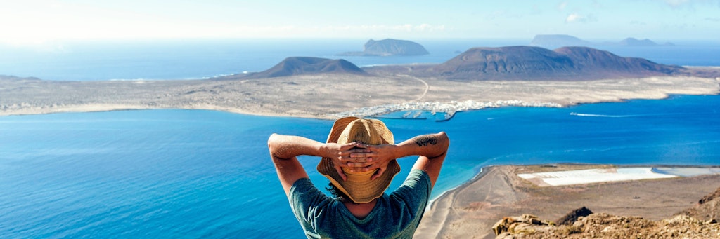 Der Blick von Lanzarote auf die Insel La Graciosa - gerade im Winter sind die Kanaren beliebtes Urlaubsziel.