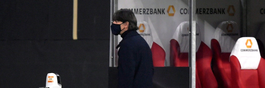 Bundestrainer Löw muss warten, ob das Länderspiel gegen die Ukraine stattfindet.