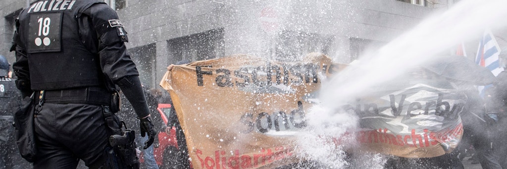 Die Polizei ging mit einem Wasserwerfer gegen die Gegner der "Querdenken"-Demonstration vor.