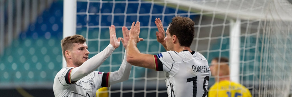 Timo Werner (l.) trifft zum 2:1 und dankt Leon Goretzka für die Vorarbeit.