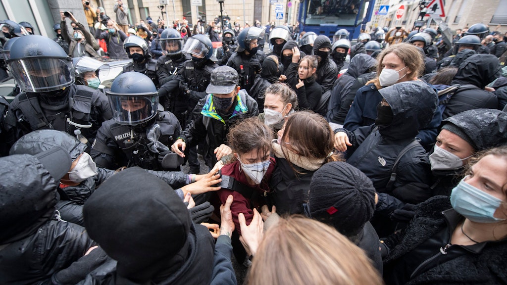 Polizisten drängten die Gegner der "Querdenken"-Demo zurück. Die zog unter dem Motto "Kein Lockdown für Bembeltown!" durch die Frankfurter Innenstadt.