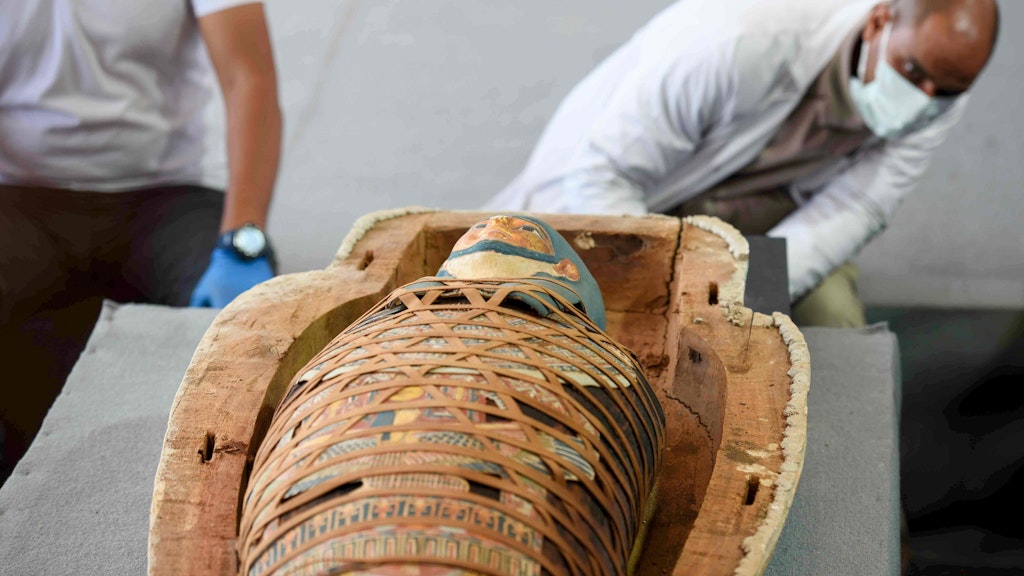 Einer der Särge wurde den Angaben nach geöffnet. Darin befand sich demnach eine Mumie, die in ein Grabtuch gehüllt und mit bunten Hieroglyphenbildern geschmückt war.
