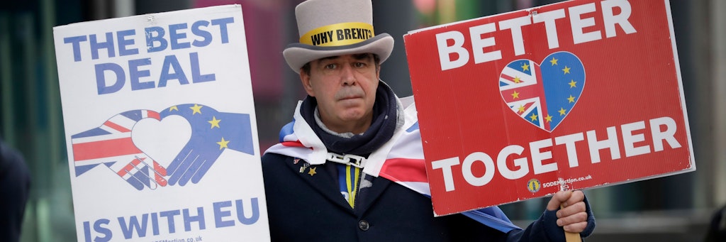 Der Anti-Brexit-Protestler Steve Bray hält Plakate mit der Aufschrift „The Best Deal is with EU“ (Der beste Deal ist mit der EU) und „Better Together“ (Besser gemeinsam) in Händen.