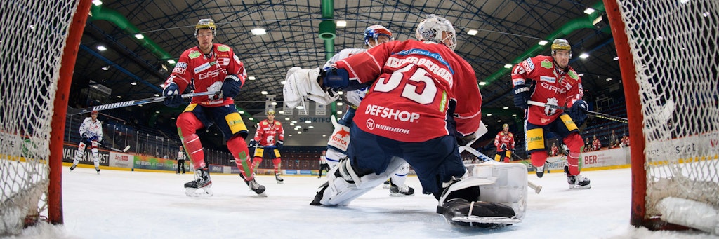 Goalie Mathias Niederberger (M.) konnte auch nicht die 1:5-Heimklatsche der Eisbären verhindern.