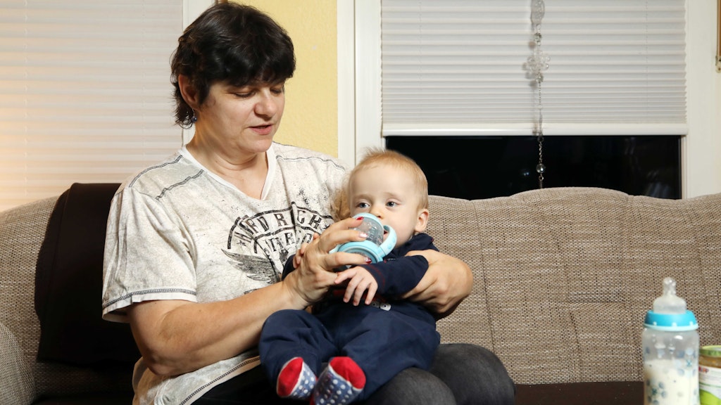Elke Adam ist jetzt Vollzeit-Oma: Weil ihre Tochter schwer krank ist und in der Klinik um ihr Leben kämpft, kümmert sie sich um ihren sieben Monate alten Enkel Jonas.