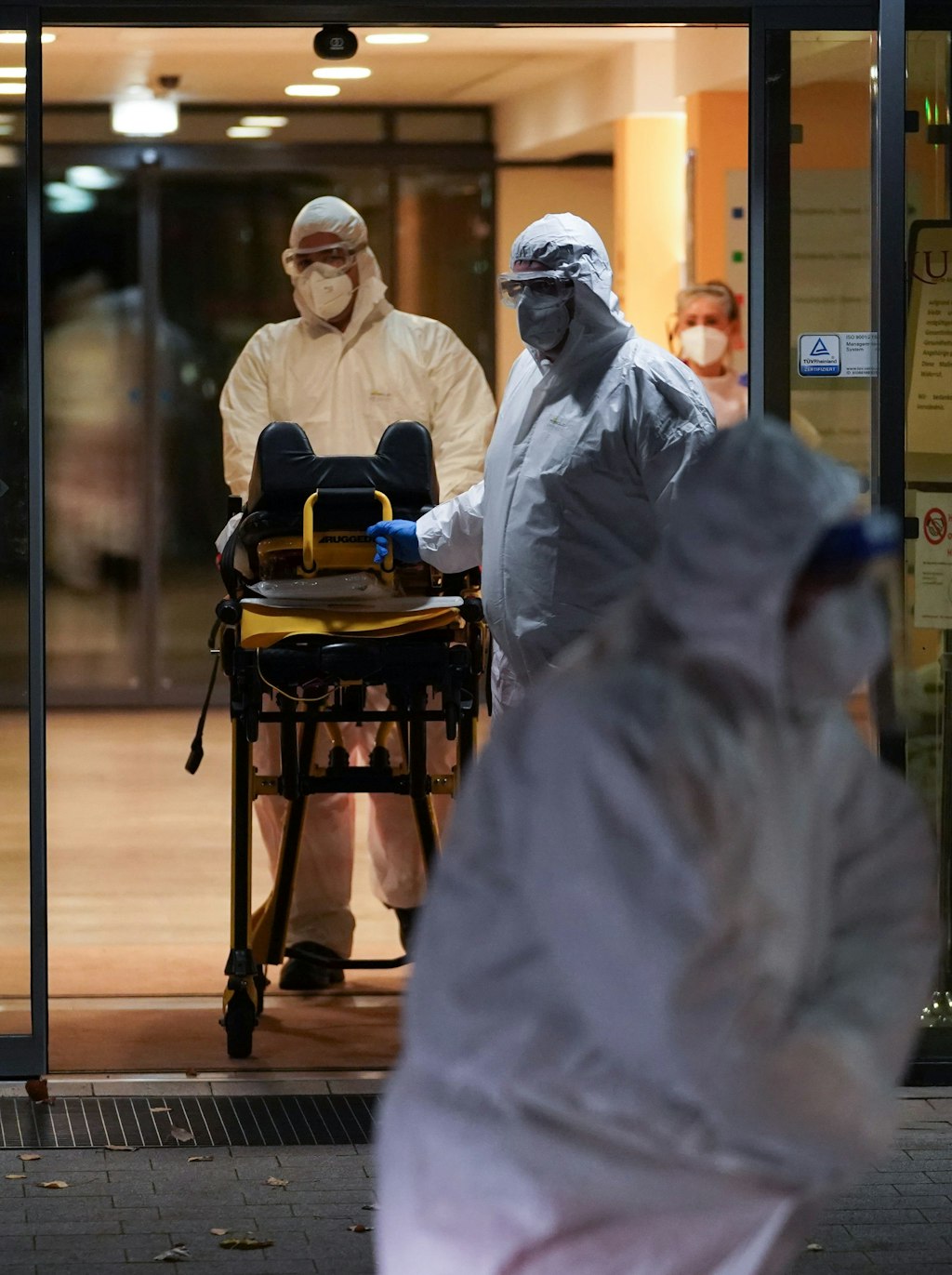 Sanitäter schieben eine Trage dem Seniorendomizil.