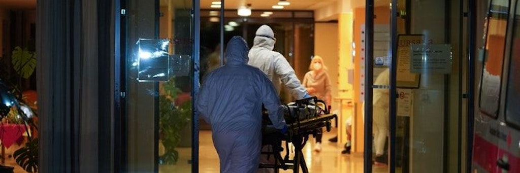 Das Kursana-Pflegeheim wird nach einem Corona-Ausbruch teilevakuiert. Sanitäter bringen am Freitagabend 14 infizierte pflegebedürftige Menschen in andere Einrichtungen.