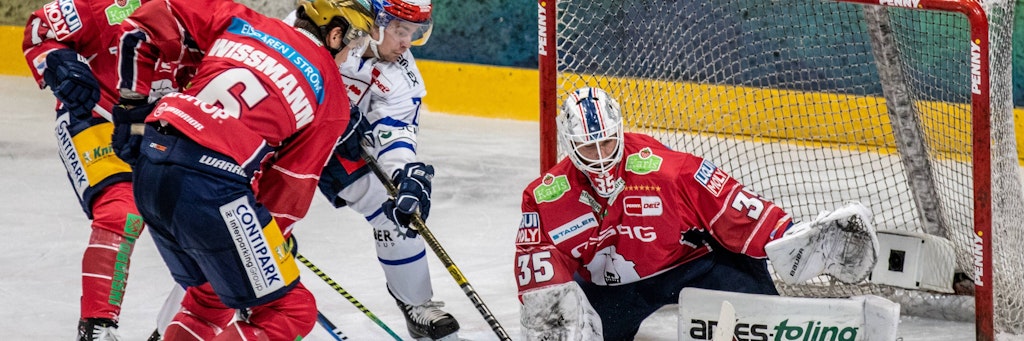 Eisbär Kai Wissmann sucht auch noch eine Zweikampfstärke, kommt hier gegen Troy Bourke zu spät.