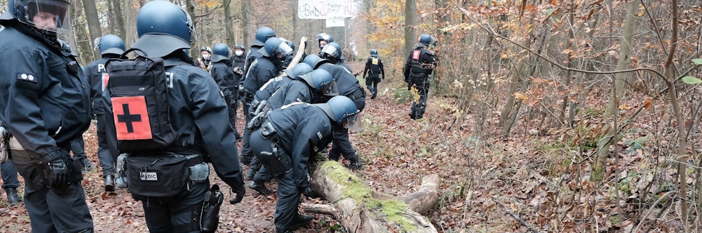 Protest gegen A49-Ausbau Räumung im Dannenröder Forst: Aktivisten wollen den Wald mit ihrem Leben verteidigen und machen es der Polizei mit Barrikaden und Aktionen in großer Höhe schwer zu räumen.