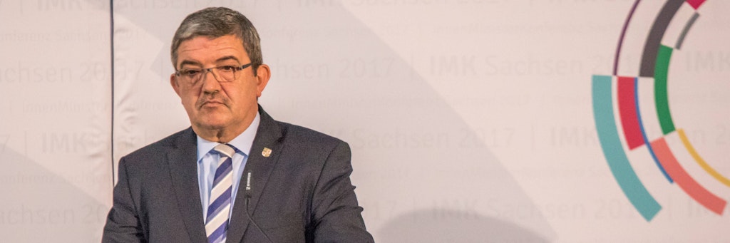 Mecklenburg-Vorpommerns Ministerpräsidentin Manuela Schwesig (SPD) hat Innenminister Lorenz Caffier (CDU) aufgefordert, Fragen zu seinem Waffenkauf aufzuklären.
